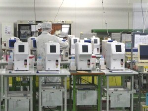 工場内部風景写真 （血液検査装置生産風景）