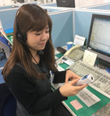 専任スタッフは装置を手にお客様のご質問にお答えしています。