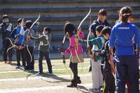 アスリート社員が子ども向けアーチェリー教室の講師に