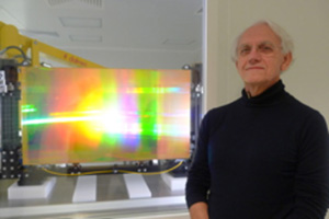 ノーベル物理学賞を受賞したムル教授と、ホリバ・フランス社のグレーティング