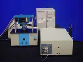 図1：閉サイクル型ヘリウム・クライオスタットをサンプル室に組み込んだ蛍光分光測定装置SPEX Fluorolog-3